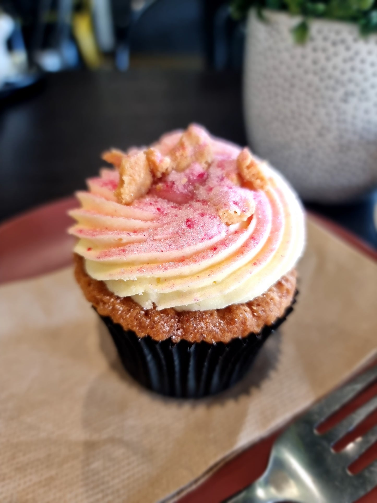 Vanilla Raspberry Cream Cheese Cupcake GF 100g (16)